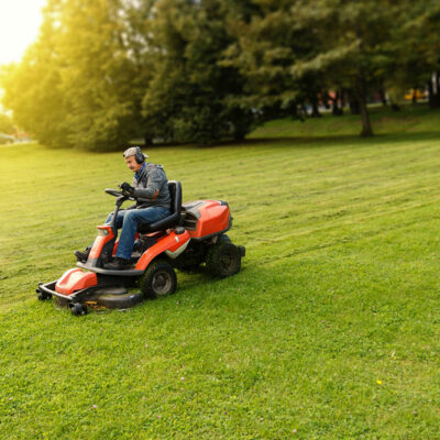 5 key features of John Deere riding lawnmowers